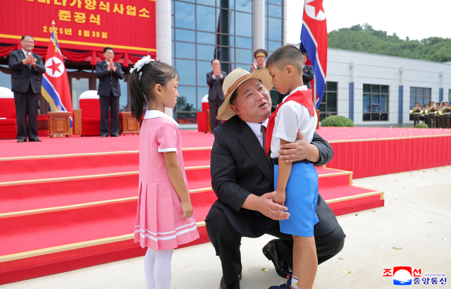 김정은(앞줄 가운데) 북한 국무위원장이 30일 함경남도 낙원군에 세워진 대규모 바다 양식기지인 낙원군바다가양식사업소 준공식에 참석했다고 조선중앙통신이 31일 보도했다. 연합뉴스
