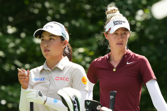 3라운드에서 동반 라운드를 하고 있는 세계 1위 지노 티띠꾼(왼쪽)과 세계 2위 넬리 코르다. 사진 제공=AFP연합뉴스