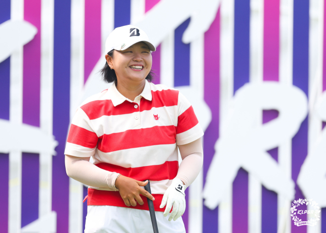최종 라운드 1번 홀 티샷을 준비하며 활짝 웃는 신다인. 사진 제공=KLPGA