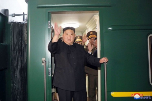 김정은 북한 국무위원장이 2023년 9월 러시아로 향하는 전용 열차에 탑승하고 있다. 연합뉴스