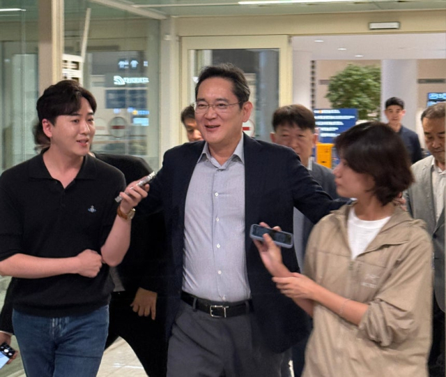 이재용 삼성전자 회장이 지난달 31일 새벽 미국 출장을 마치고 인천국제공항에 귀국하는 길에 기자들과 질의응답을 하고 있다. 뉴스1