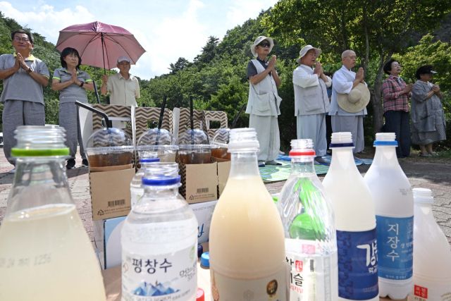 강원지역의 주요 식수원인 오봉저수지 일대에서 인근 사찰 신도들이 물, 술 등 각종 음료를 놓고 기우제를 지내고 있다.