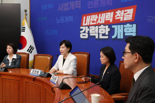 전현희 더불어민주당 3대특검 종합대응특위 총괄위원장이 31일 서울 여의도 국회에서 기자회견을 하고 있다. 연합뉴스