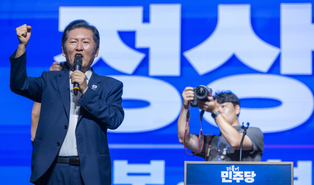 더불어민주당 정청래 대표가 29일 인천시 중구 파라다이스시티 컨벤션에서 열린 2025 정기국회 더불어민주당 의원단 워크숍에서 연설하며 구호를 외치고 있다. 연합뉴스