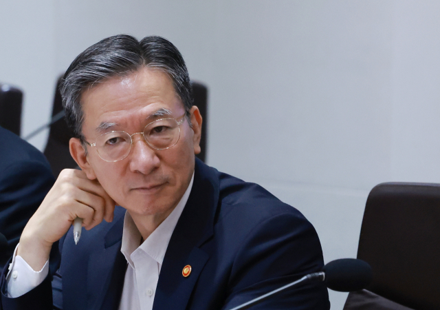 정성호 법무부 장관이 29일 서울 용산 대통령실 청사에서 이재명 대통령 주재로 열린 임시 국무회의에 참석하고 있다. 연합뉴스