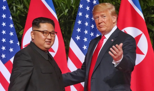 2018년 6월12일 싱가포르 제1차 북-미 정상회담 당시 김정은 북한 국무위원장과 도널드 트럼프 미국 대통령. 연합뉴스