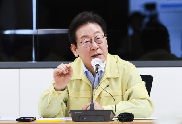 이재명 대통령이 30일 강원 강릉시청 재난안전상황실에서 열린 가뭄 대책 회의에서 발언하고 있다. 연합뉴스