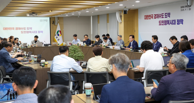 박완수 박완수 경남도지사가 1일 경남도청에서 기자간담회에서 도정 현안 등을 설명하고 있다. 사진 제공=경남도