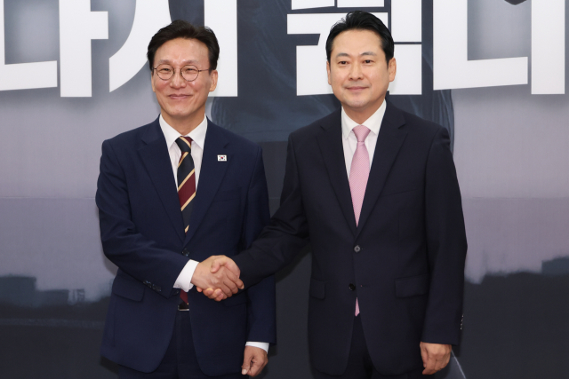 장동혁(오른쪽) 국민의힘 당 대표와 김민석 국무총리가 1일 서울 여의도 국회에서 만나 악수하고 있다. 연합뉴스