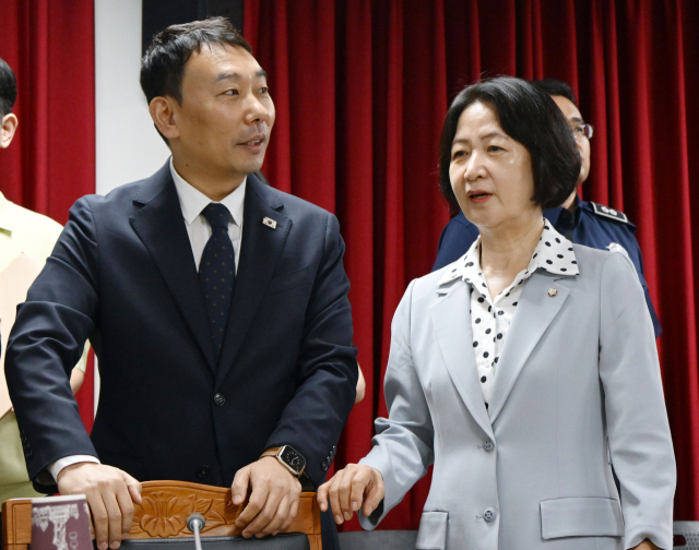 추미애(오른쪽) 국회 법제사법위원회 위원장이 1일 경기도 의왕시 서울구치소에서 열린 현장검증에서 김용민 더불어민주당 간사와 대화하고 있다. 성형주 기자