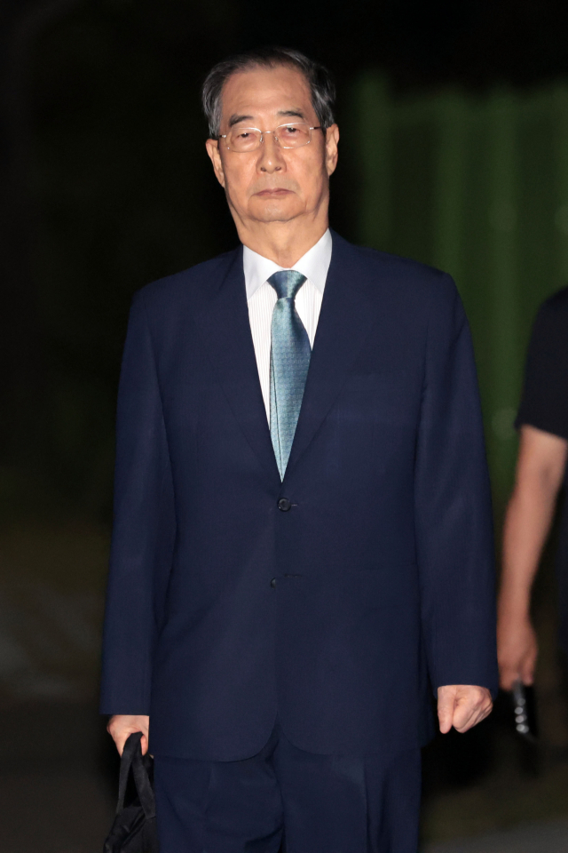 윤석열 전 대통령의 내란 방조 및 위증 등 혐의를 받는 한덕수 전 국무총리가 27일 구속영장이 기각돼 경기도 의왕 서울구치소를 나서고 있다. 연합뉴스