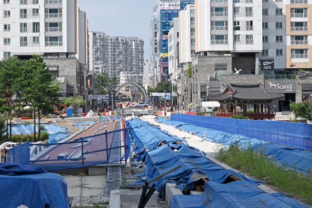 지난달 24일 경기도 성남시 수정구 남위례역 인근에서 위례선 도시철도 건설 공사가 한창이다. 조태형 기자