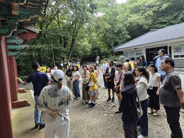 세계문화유산 순천 선암사를 찾은 외국인 관광객들이 관광해설사로부터 설명을 듣고 있다. 사진 제공=순천시
