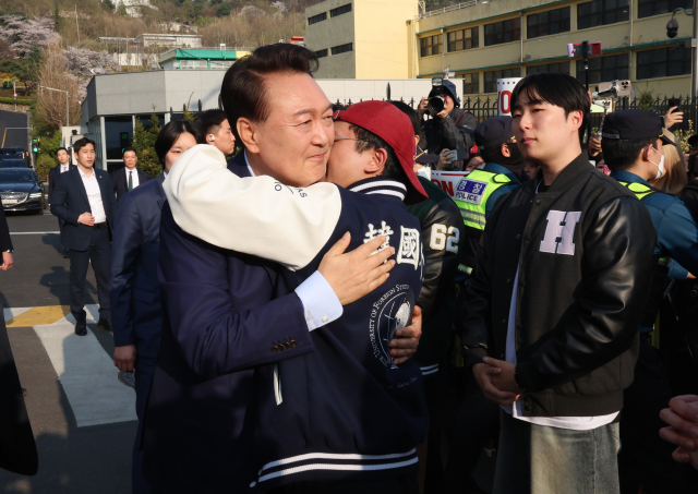 "尹, 구치소서 2030 팬레터 읽고 위안…서부지법 폭동 가담자 위해 기도도"