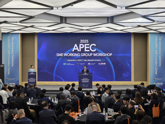 강석진 이사장이 1일 제주ICC에서 열린 ‘APEC 중소기업 혁신포럼’에서 축사를 하고 있다