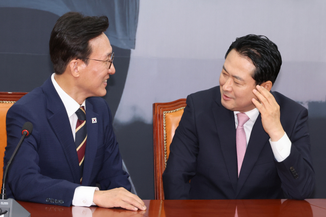 김민석(왼쪽) 국무총리가 1일 서울 여의도 국회에서 장동혁 국민의힘 대표를 예방해 대화하고 있다. 연합뉴스