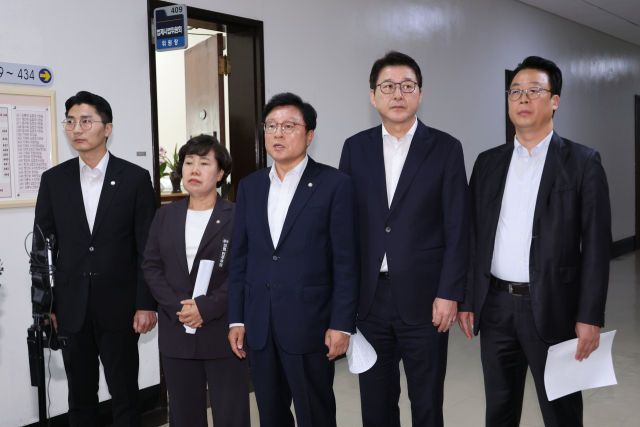 국회 법제사법위원회 국민의힘 간사 박형수(가운데) 위원과 위원들이 1일 서울 여의도 국회에서 법사위 운영과 관련해 추미애 위원장실을 항의 방문하고 취재진에게 상황을 설명하고 있다. 연합뉴스