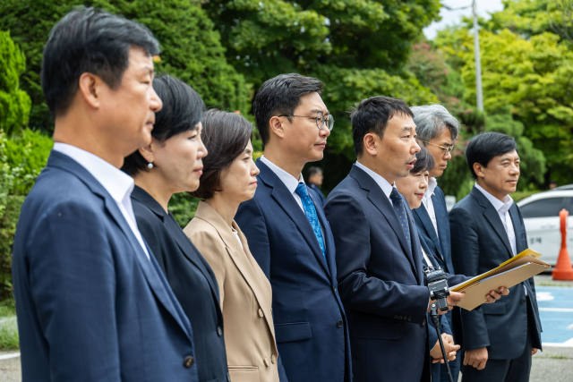 국회 법사위 소속 더불어민주당 김용민 간사가 1일 경기도 의왕시 서울구치소에서 열린 현장검증을 마치고 브리핑을 하고 있다. 이날 법사위는 윤석열 전 대통령 수감 중 특혜 제공 여부를 확인하고 특검 출석 요구 당시 윤 전 대통령이 옷을 벗고 버티는 과정이 있었는지 여부를 CCTV 등의 영상기록으로 열람했다. 연합뉴스