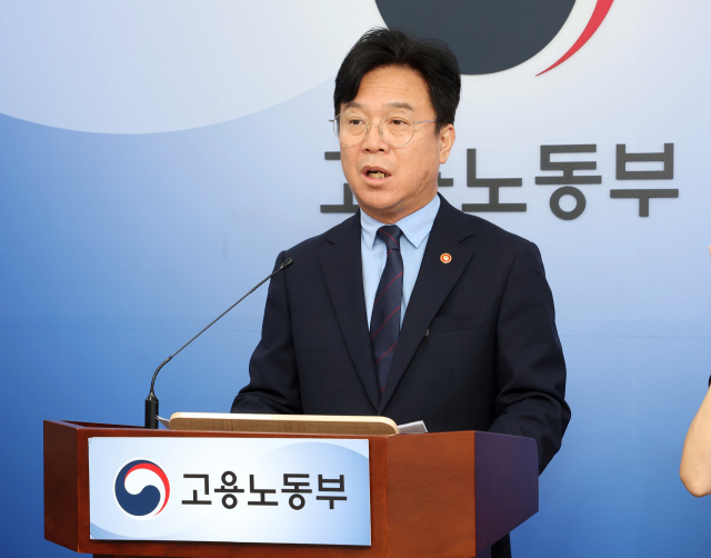 김영훈 고용노동부 장관이 1일 정부세종청사 고용노동부 브리핑실에서 업무상 질병 산재 처리 기간 단축 방안에 관해 설명하고 있다. 연합뉴스