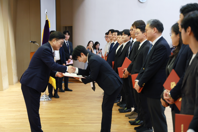 우원식(왼쪽 첫 번째) 국회의장이 1일 국회도서관에서 열린 '12·3 비상계엄 해제 유공 특별포상 수여식’에서 수상자들에게 포상하고 있다. 사진 제공=국회