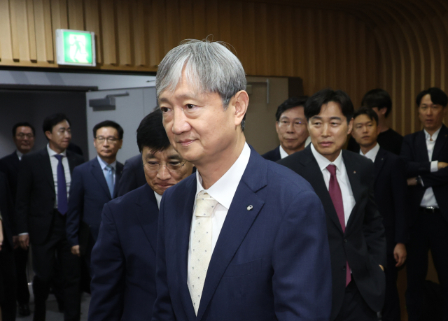 이찬진 금융감독원장이 1일 종로구 생명보험교육문화센터에서 열린 보험회사 CEO 간담회에서 참석자들과 함께 입장하고 있다. 연합뉴스
