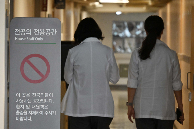 의대 정원 증원에 반발해 병원을 떠났던 전공의들이 상당수 복귀한 1일 서울 시내 한 대형병원에 마련된 전공의 전용공간으로 의료 관계자들이 이동하고 있다. 조태형 기자