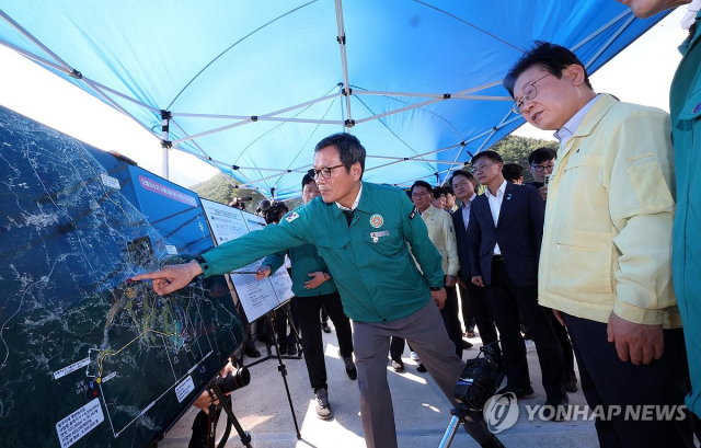이재명 대통령이 8월 30일 강원 강릉시 성산면 오봉저수지를 방문해 가뭄 대응 상황을 점검하고 있다. 사진 제공=대통령실통신사진기자단