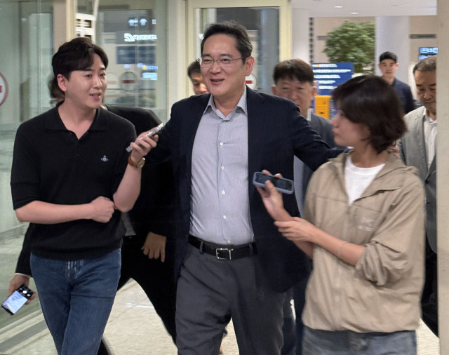 지난달 31일 1주일간의 한미 정상회담 경제사절단 동행 일정을 마친 이재용 삼성전자 회장이 인천공항 제2여객터미널을 통해 입국하며 취재진의 질문에 답변하고 있다. 연합뉴스