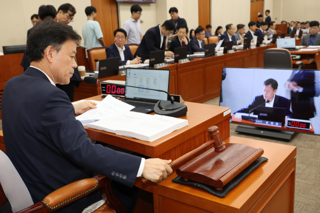 26일 서울 여의도 국회에서 열린 정무위원회 전체회의에서 윤한홍 위원장이 의사봉을 두드리고 있다. 연합뉴스
