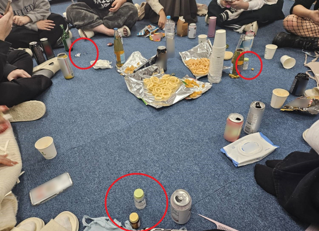 부산본부세관이 감기약 등 마약성 의약품을 밀수입한 20대 2명과 10대 1명을 검거해 불구속 송치했다. 사진은 오프라인 모임에서 술과 함께 마약성 의약품을 복용하는 모습. 사진제공=부산본부세관