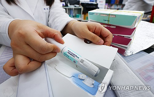 서울 종로구 약국에서 약사가 위고비를 꺼내고 있다. 연합뉴스
