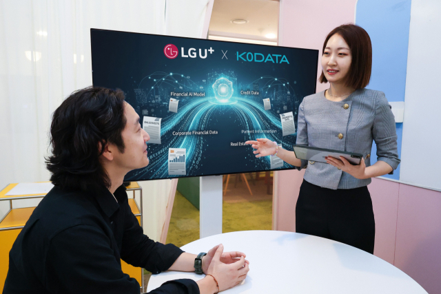 LG유플러스 직원들이 금융 특화 AI를 소개하고 있다. 사진제공=LG유플러스