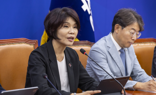 한정애 더불어민주당 정책위의장이 2일 국회에서 열린 원내대책회의에서 정기국회 운영 방향에 대해 말하고 있다. 연합뉴스