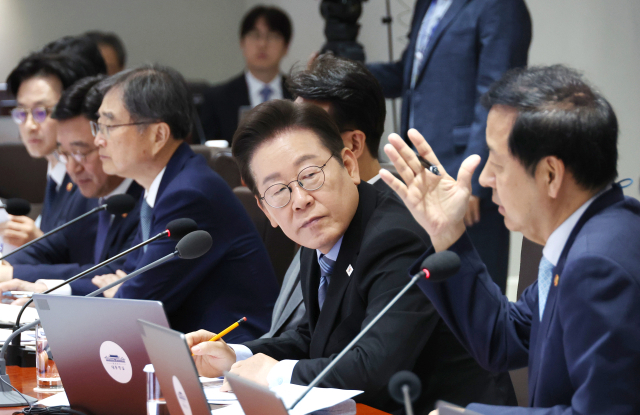 이재명 대통령이 2일 용산 대통령실에서 열린 국무회의에서 현안 토의 중 구윤철 부총리 겸 기획재정부 장관의 발언을 듣고 있다. 연합뉴스