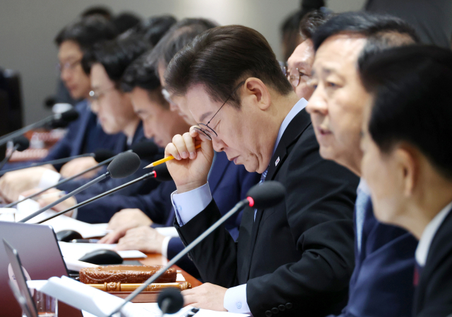 이재명 대통령이 2일 용산 대통령실에서 열린 국무회의에서 현안 토의 자료를 살피고 있다. 연합뉴스