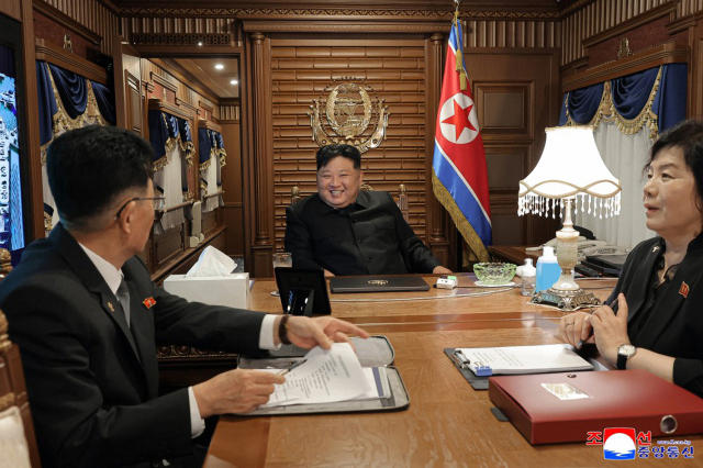 김정은 북한 국무위원장이 중국 전승절 80주년 기념행사에 참석하기 위해 1일 전용열차로 출발했다고 조선중앙통신이 2일 전했다. 연합뉴스