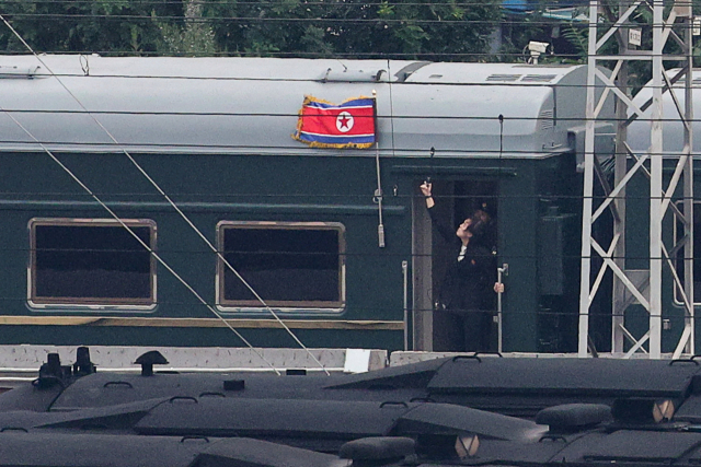 김정은 북한 국무위원장을 태운 것으로 추정되는 열차가 북한 인공기를 펄럭이며 2일 중국 베이징의 베이징역으로 들어서고 있다. 로이터연합뉴스.