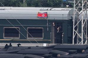 北 인공기 펄럭이며 김정은 태운 특별열차 베이징역 도착