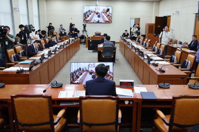 이억원 금융위원장 후보자가 2일 오전 서울 여의도 국회 정무위원회에서 열린 인사청문회가 정회되자 자리를 지키고 있다. 뉴스1
