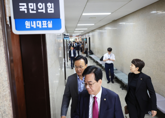 12·3 비상계엄 관련 내란·외환 의혹을 수사 중인 조은석 특별검사팀이 '계엄 해제 방해 의혹'과 관련해 추경호 전 국민의힘 원내대표를 겨냥한 강제수사에 나선 2일 서울 국회의사당 국민의힘 원내대표실로 송언석 원내대표가 들어서고 있다. 이날 특검은 국민의힘 원내대표실을 압수수색 대상에 포함했다. 연합뉴스