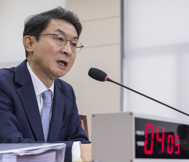 이억원 금융위원장 후보자가 2일 국회 정무위원회에서 열린 인사청문회에 출석해 의원 질의에 답하고 있다. 연합뉴스