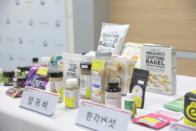 2일 서울 양천구 서울지방식약청 브리핑실에 ‘마약성분 함유 의심 해외직구식품'들이 진열되어 있다. 사진 제공=식품의약품안전처