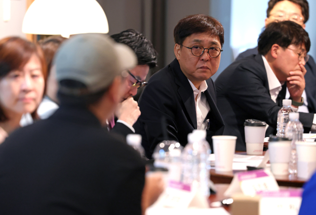 최휘영 문화체육관광부 장관이 2일 공연예술 분야 현장예술인을 만나 간담회를 갖고 의견을 수렴하고 있다. 사진 제공=문체부