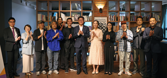 최휘영 문화체육관광부 장관이 2일 공연예술 분야 현장예술인을 만나 간담회를 마치고 기념촬영을 하고 있다. 사진 제공=문체부