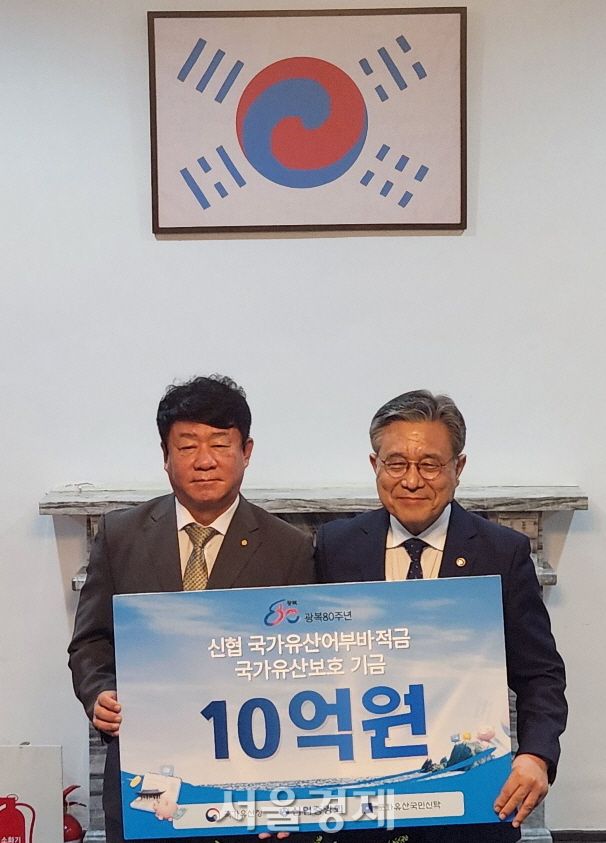허민 국가유산청장(오른쪽)이 2일 서울 중구 덕수궁 중명전에서 신협의 ‘국가유산어부바적금’ 매출액의 1%를 유산 보호기금으로 조성하는 후원약정을 체결한 뒤, 김윤식 신협중앙회장과 기념촬영하고 있다 최수문기자