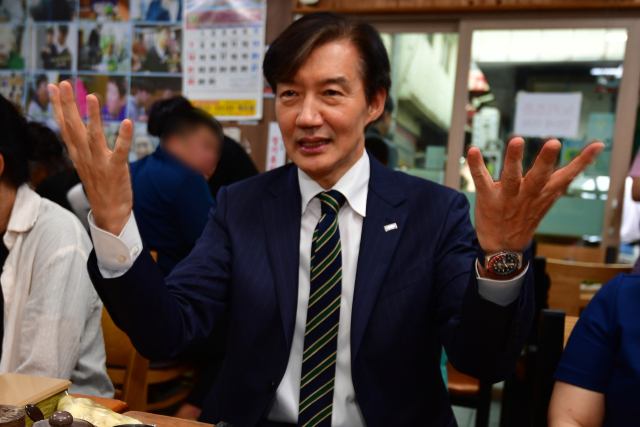 조국 조국혁신당 혁신정책연구원장이 2일 오후 경북 포항시 죽도시장에 있는 한 식당에서 지지자들과 얘기를 나누고 있다. 뉴스1
