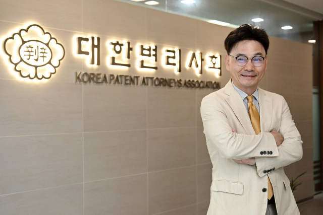 김두규 대한변리사회장이 서울경제신문과의 인터뷰를 마친 후 사무실 입구에서 포즈를 취하고 있다. 조태형 기자