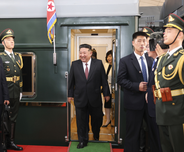 김정은 북한 국무위원장이 2일 오후 중국 베이징역에 도착해 전용열차에서 내리고 있다. 김 위원장 뒤로 보이는 여성은 딸 주애로 추정된다. 신화·연합뉴스