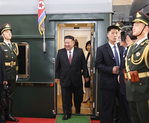 김정은 방중에 딸 주애 동행한 듯…후계자 관측 힘 실려