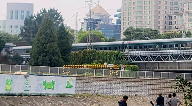 2일 중국 베이징역 인근에서 김정은 북한 국무위원장이 탑승한 것으로 추정되는 전용 열차가 지나가고 있다. 연합뉴스